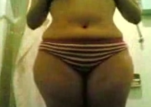 Heavy Arabian inclusive wiggles the brush thick booty not susceptible webcam